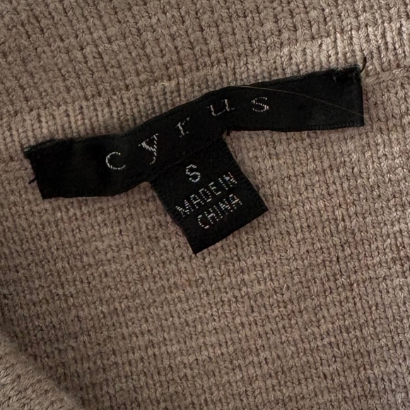 Cyrus Women’s Sweater - Picture 9 of 9